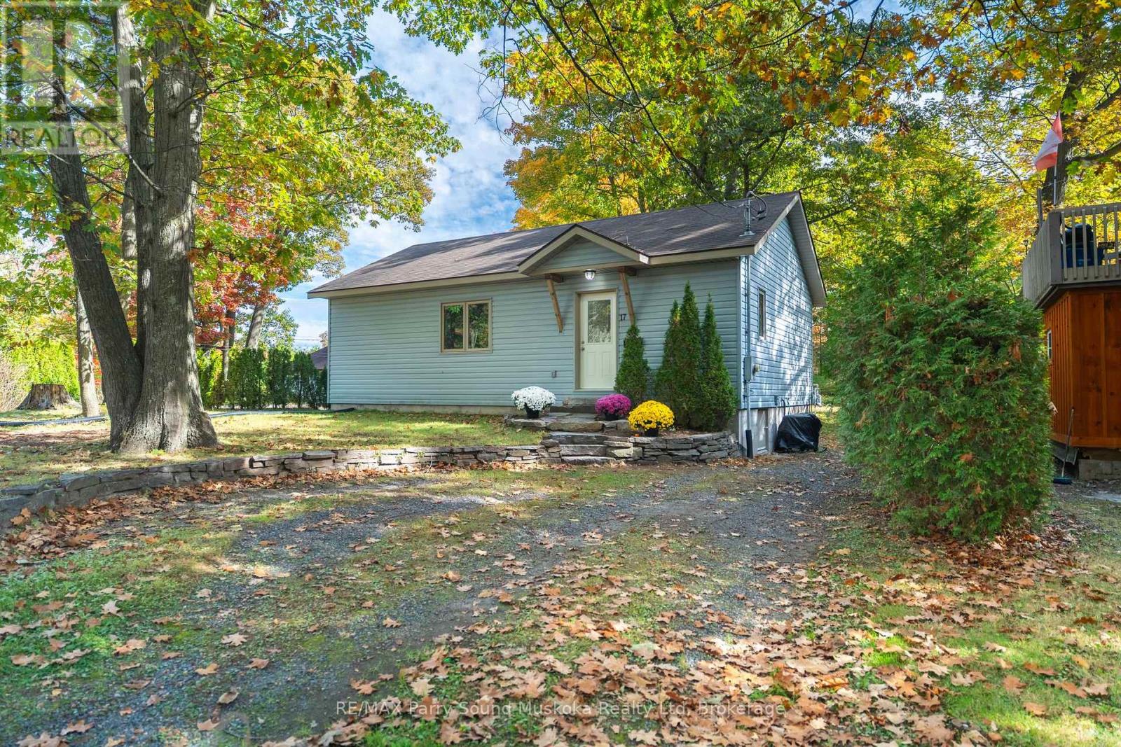 17 Adelaide St, Parry Sound, ON P2A 1H2