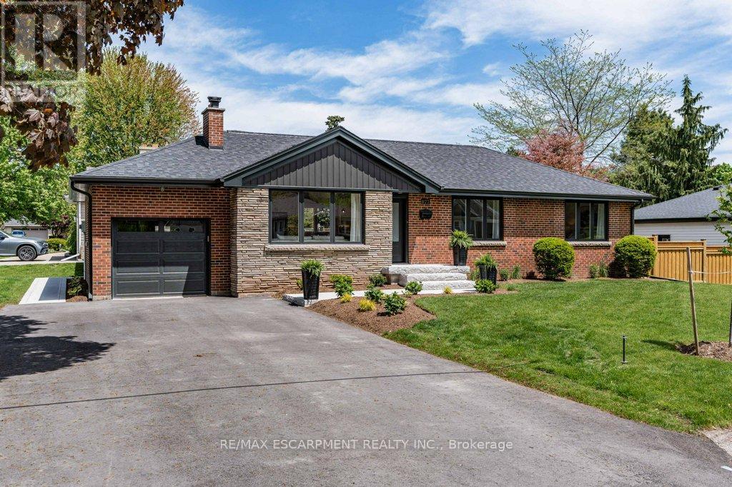 877 Condor Dr, Burlington, ON L7T 3A8