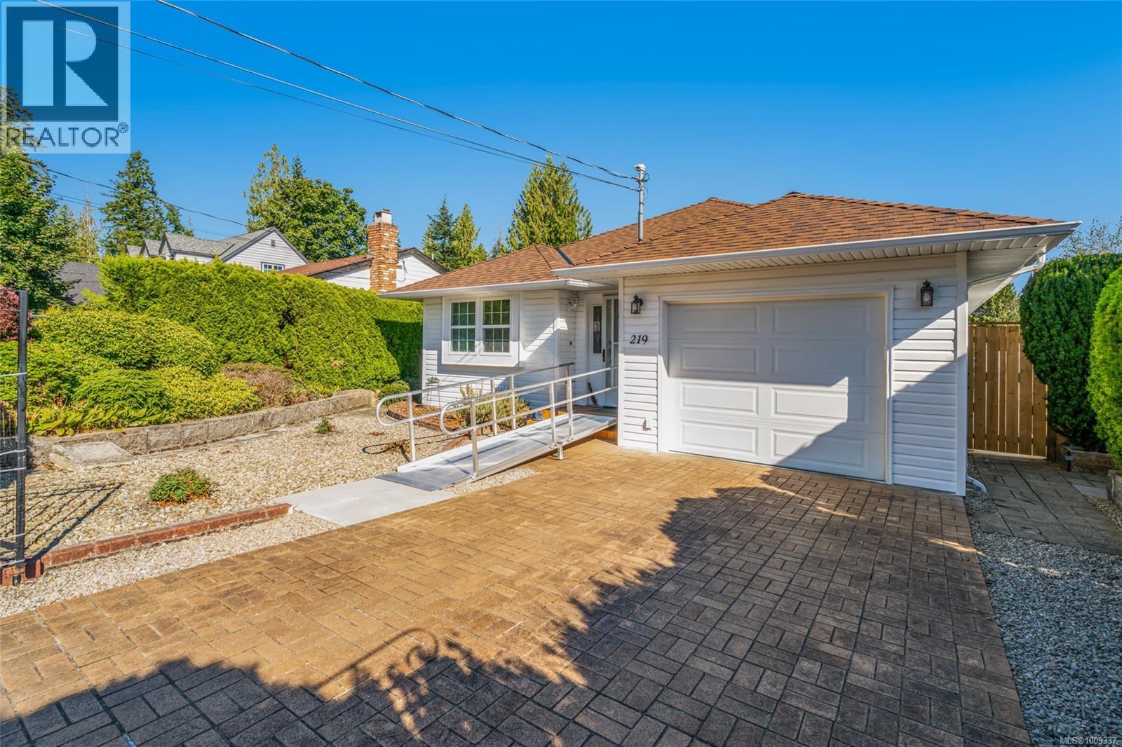 219 Sixth Ave W, Qualicum Beach, BC V9K 1S1