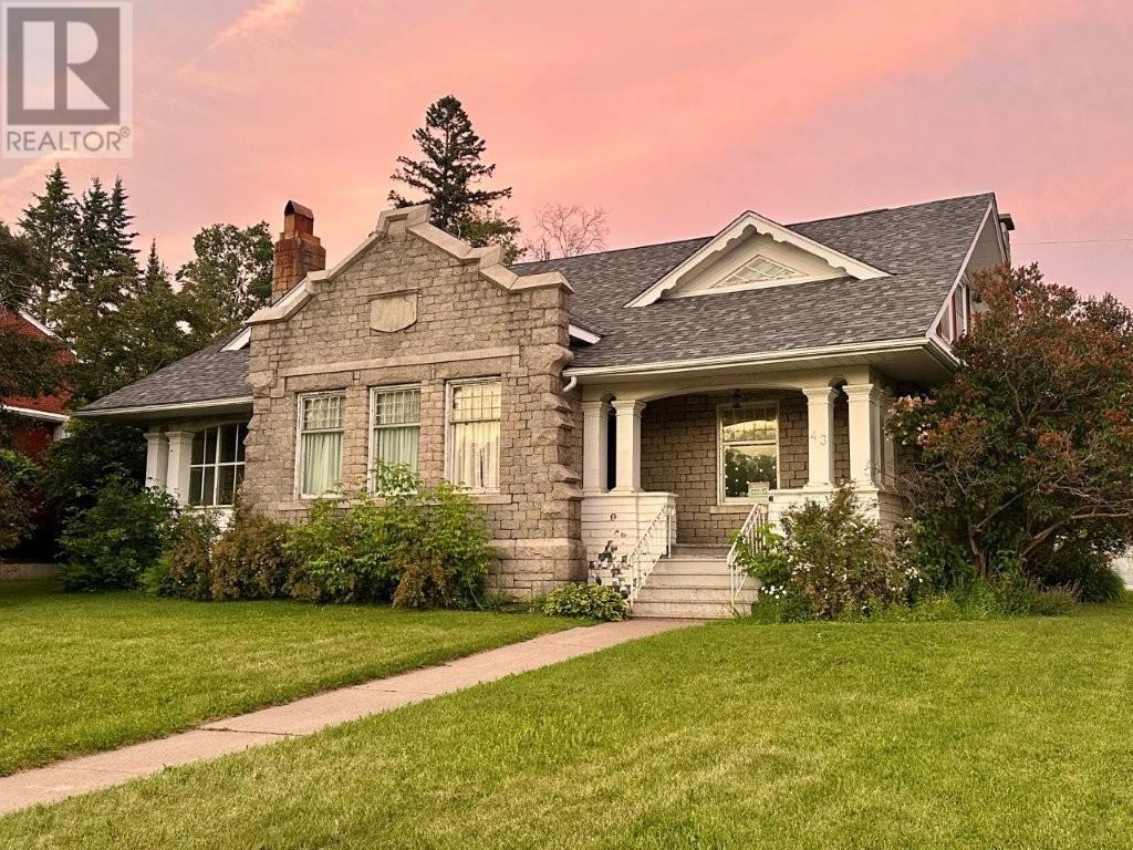 43 Summit Ave, Thunder Bay, ON P7B 3N7