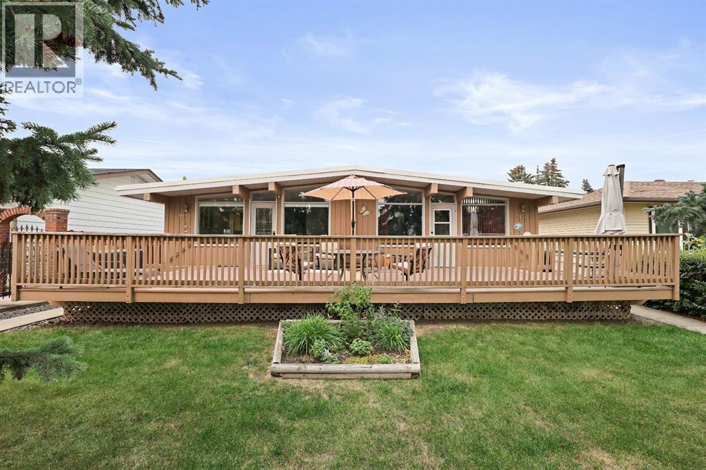 7132 7130 35 Ave NW, Calgary, AB T3B 1S9