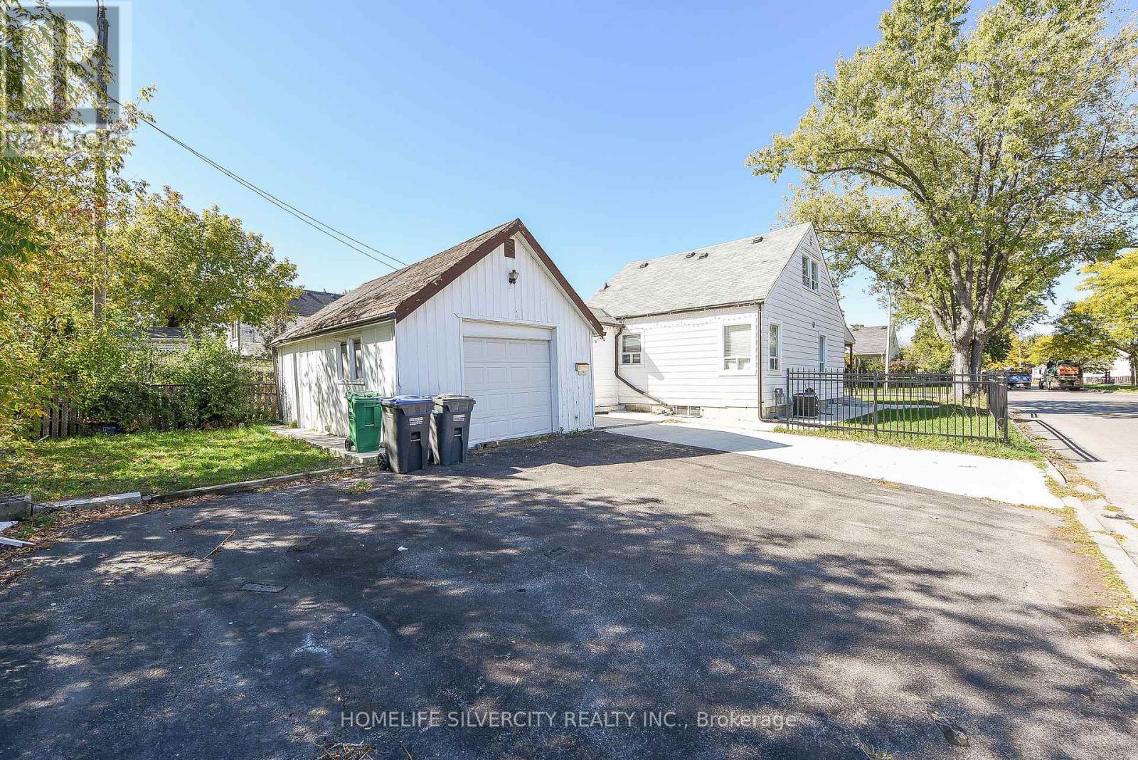 3076 Churchill Ave, Mississauga, ON L4T 1R3