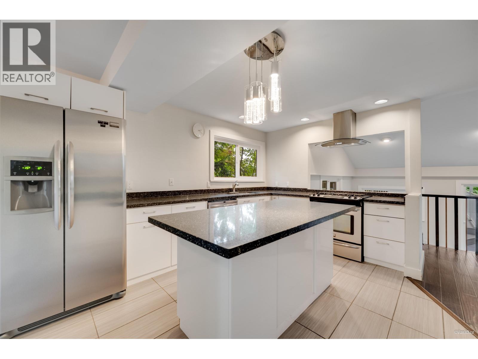 271 Montroyal Blvd, North Vancouver, BC V7N 4E4