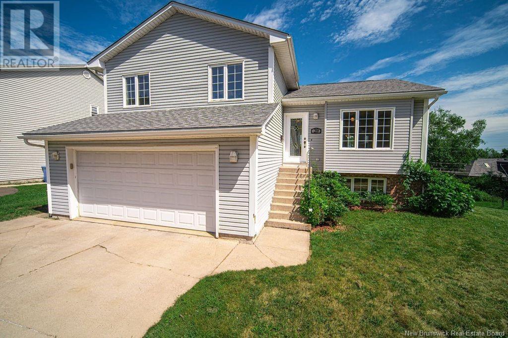 39 Amberwood Ln, Fredericton, NB E3C 1L7