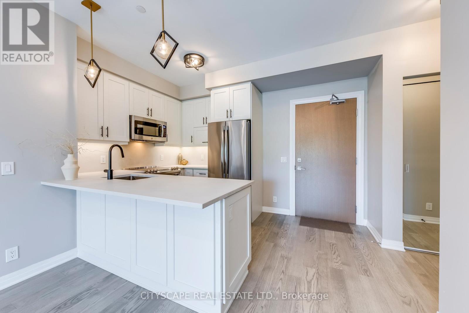 205 128 Grovewood Common, Oakville, ON L6H 0X3