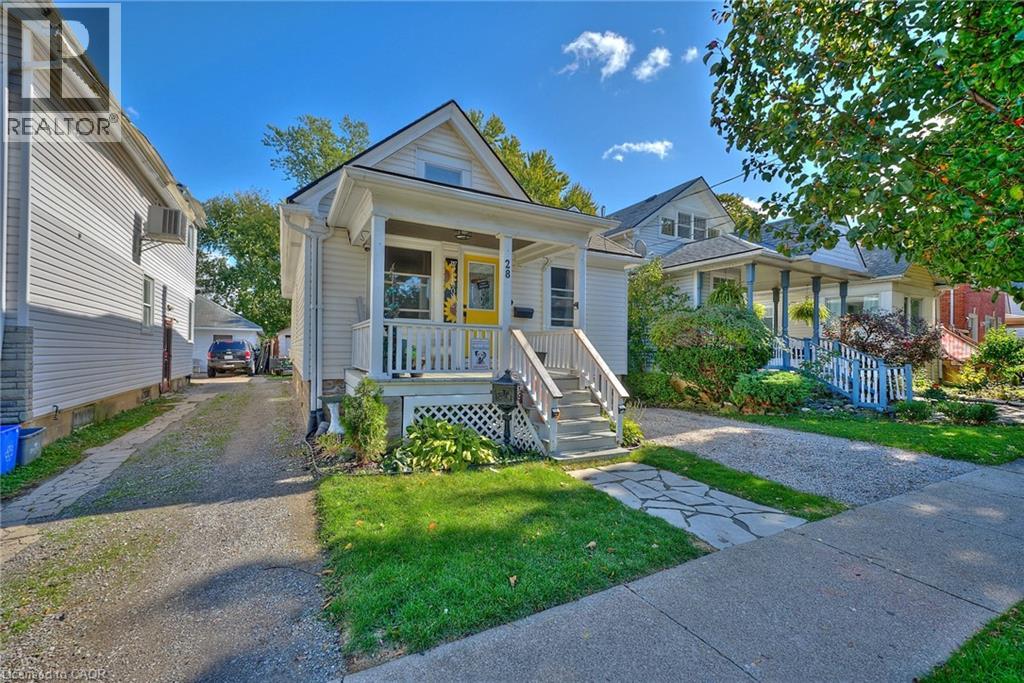 28 Haynes Ave, St. Catharines, ON L2R 3Z1