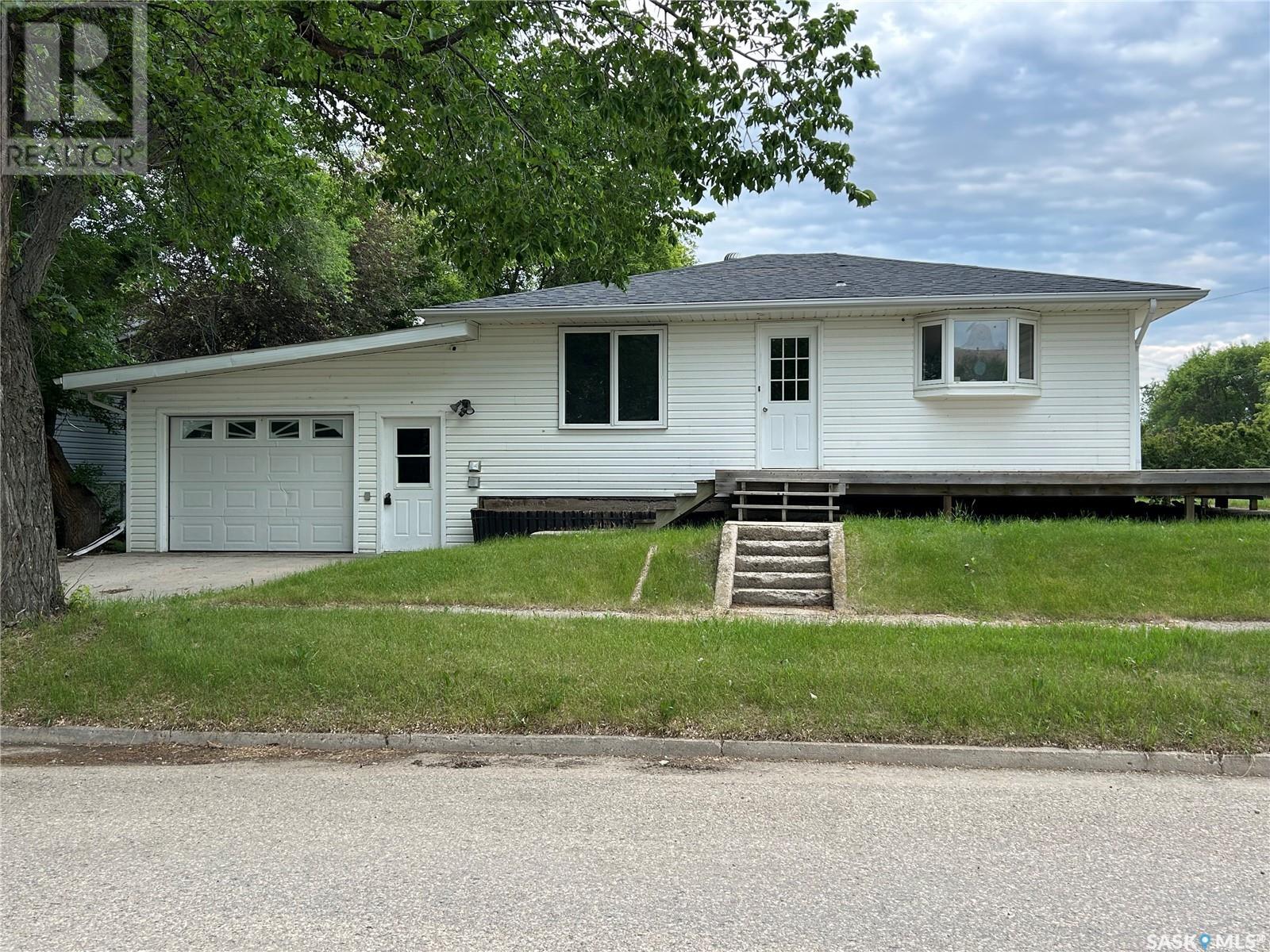 516 First Ave E, Lampman, SK S0C 1N0