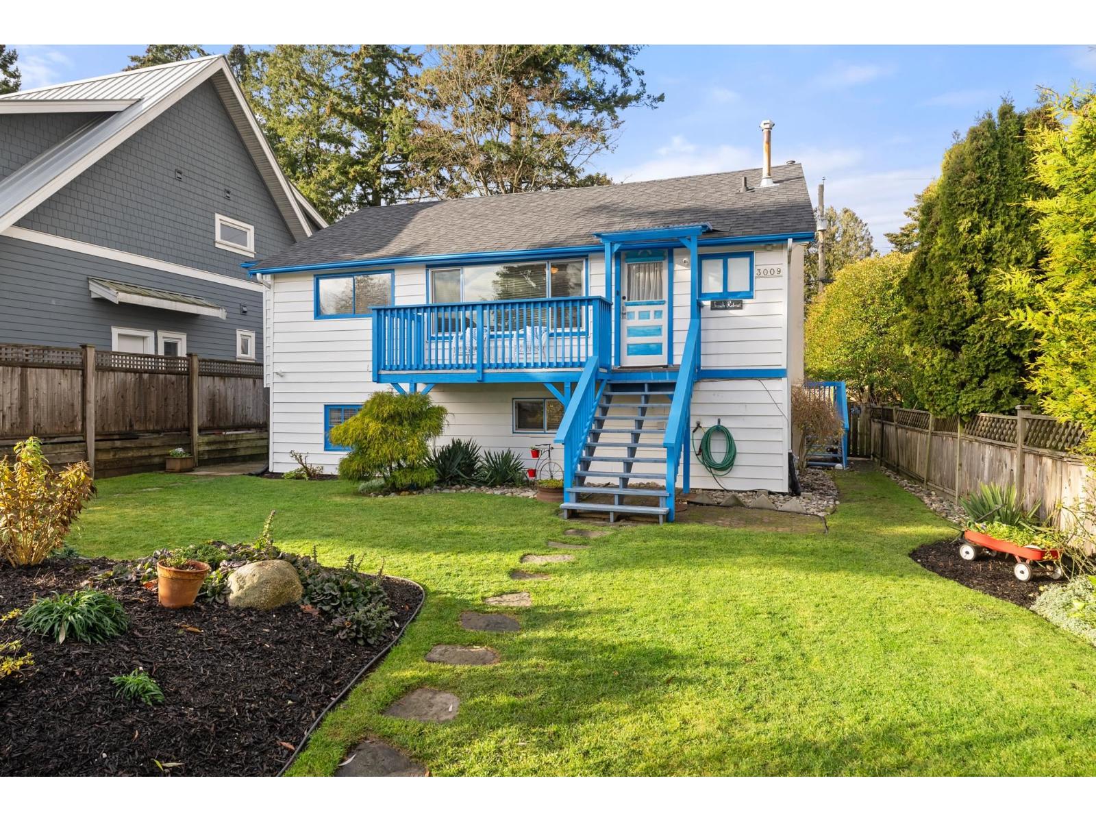 3009 Mcbride Ave, Surrey, BC V4A 3G5