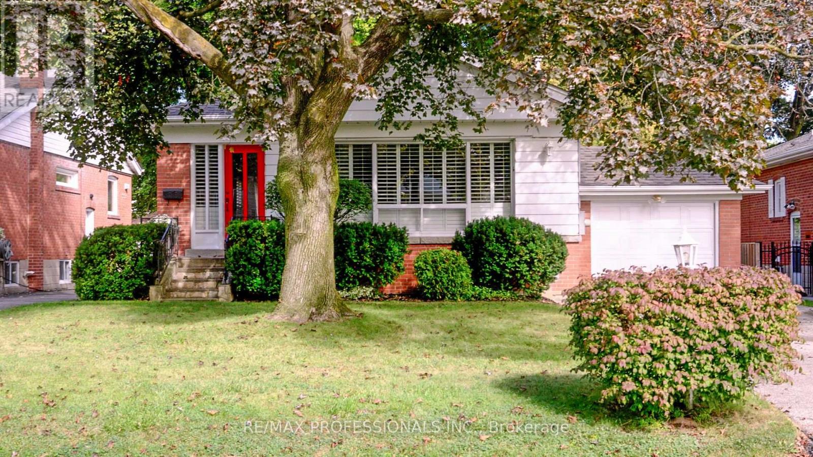 16 Nashland Ave, Toronto, ON M9B 2V4
