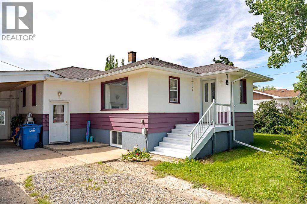 841 E Nanton St, Carstairs, AB T0M 0N0