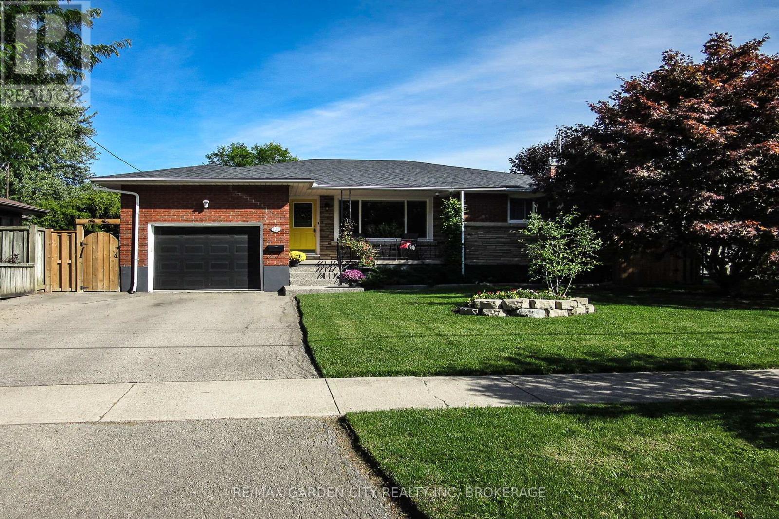 124 Gadsby Ave, Welland, ON L3C 1A9