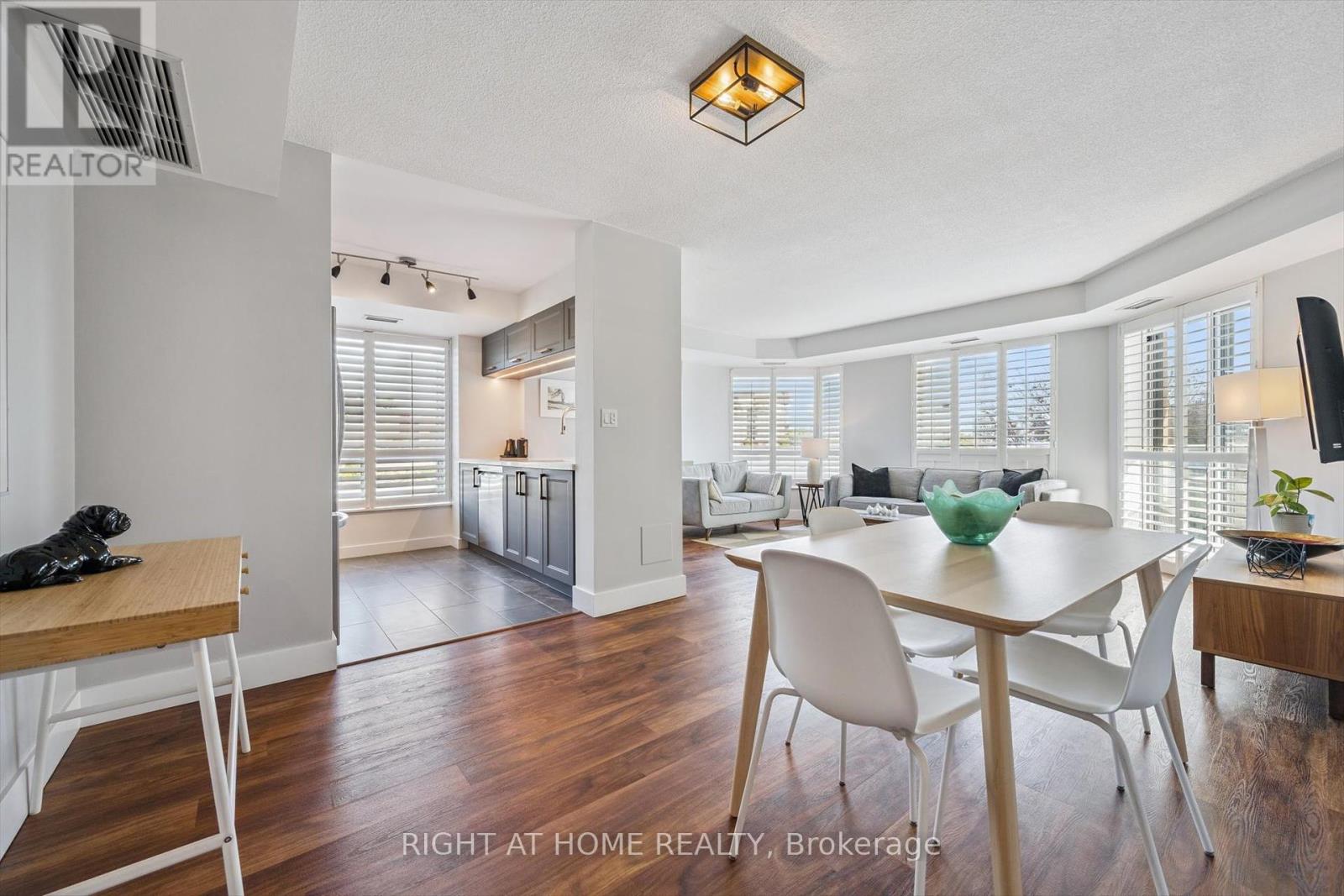304 190 Manitoba St, Toronto, ON M8Y 3Y8