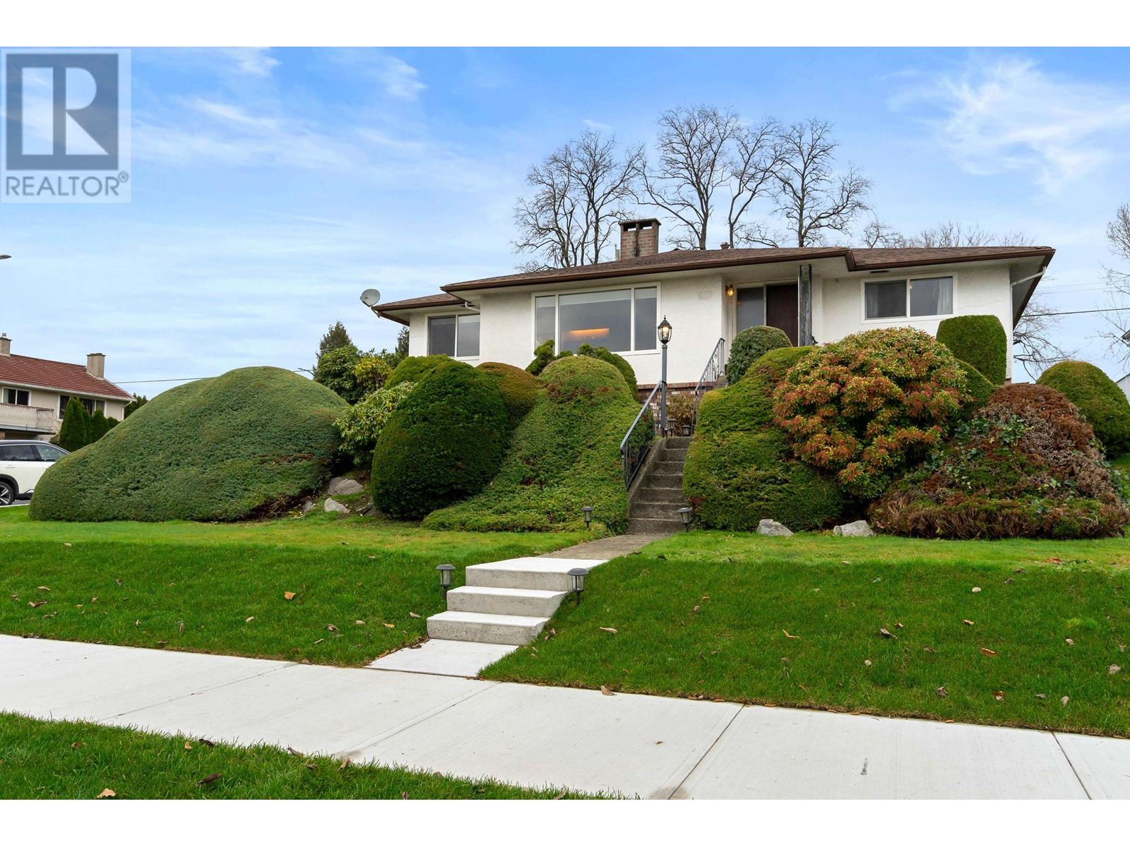 6825 Hycrest Dr, Burnaby, BC V5B 2X3