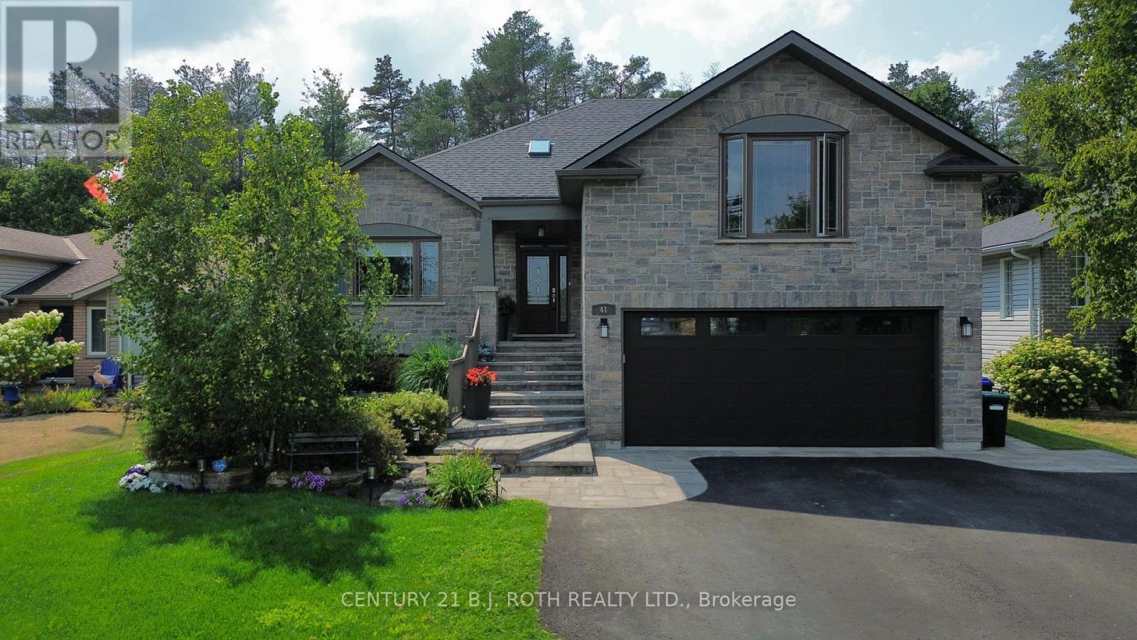 41 Osborn St, Essa, ON L0M 1B0