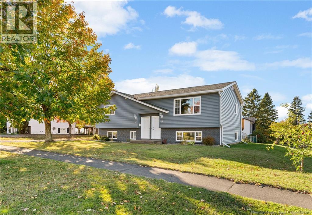 42-44 Meadowdale, Moncton, NB E1G 1N5