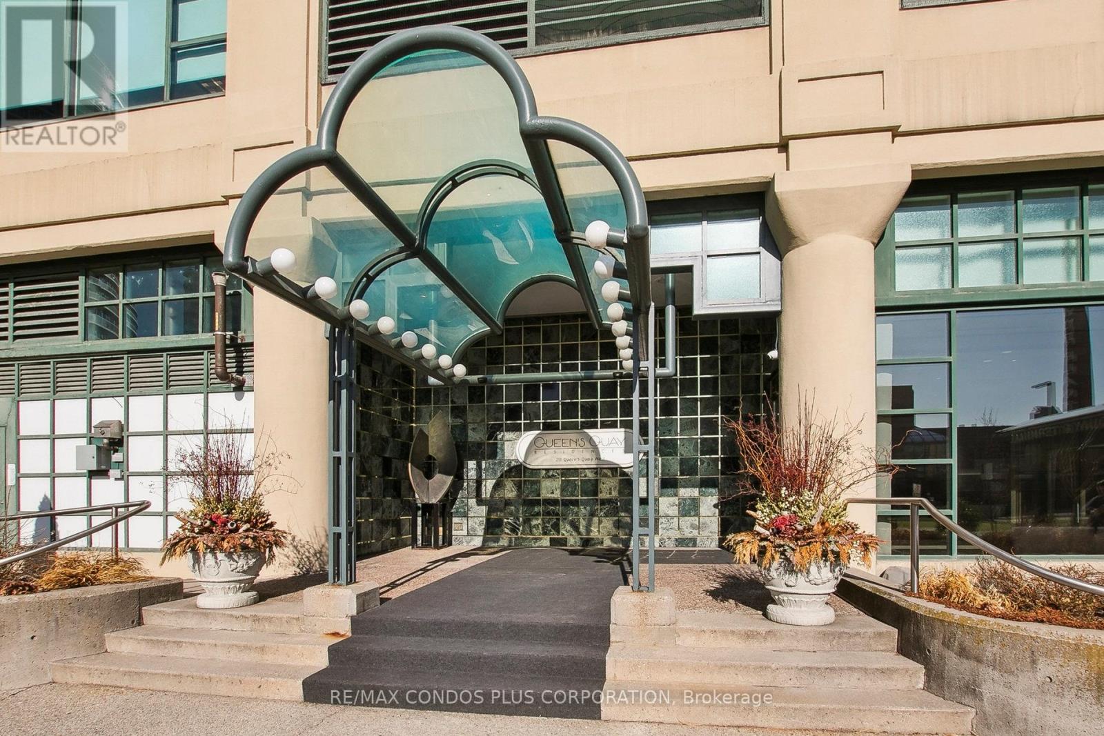 1013 211 Queens Quay W, Toronto, ON M5J 2M6