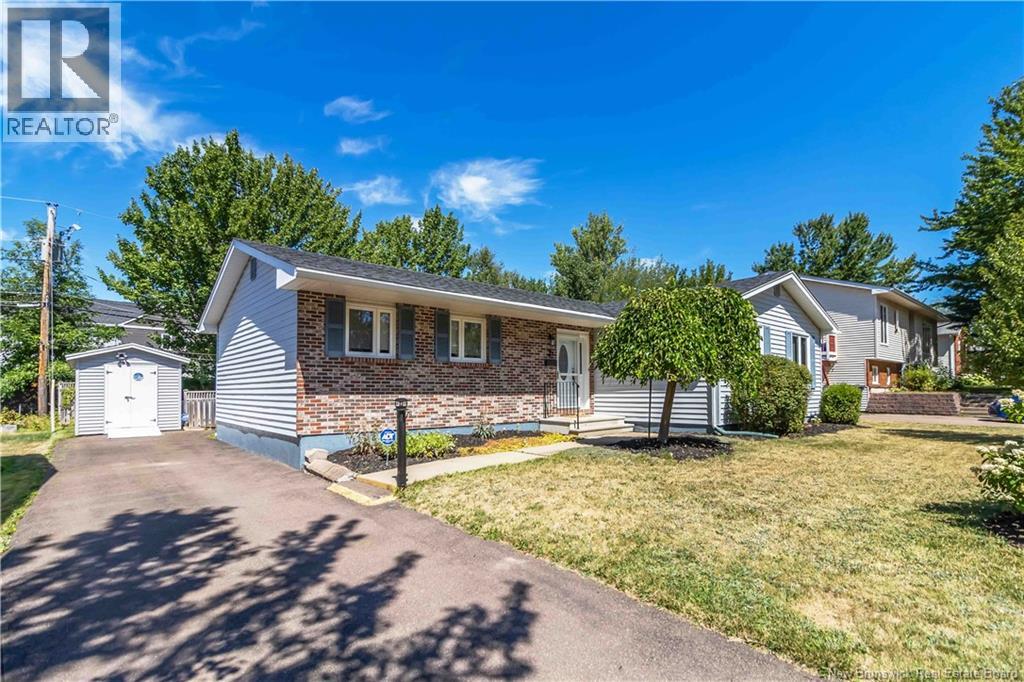 35 Crestwood Dr, Moncton, NB E1C 9C5