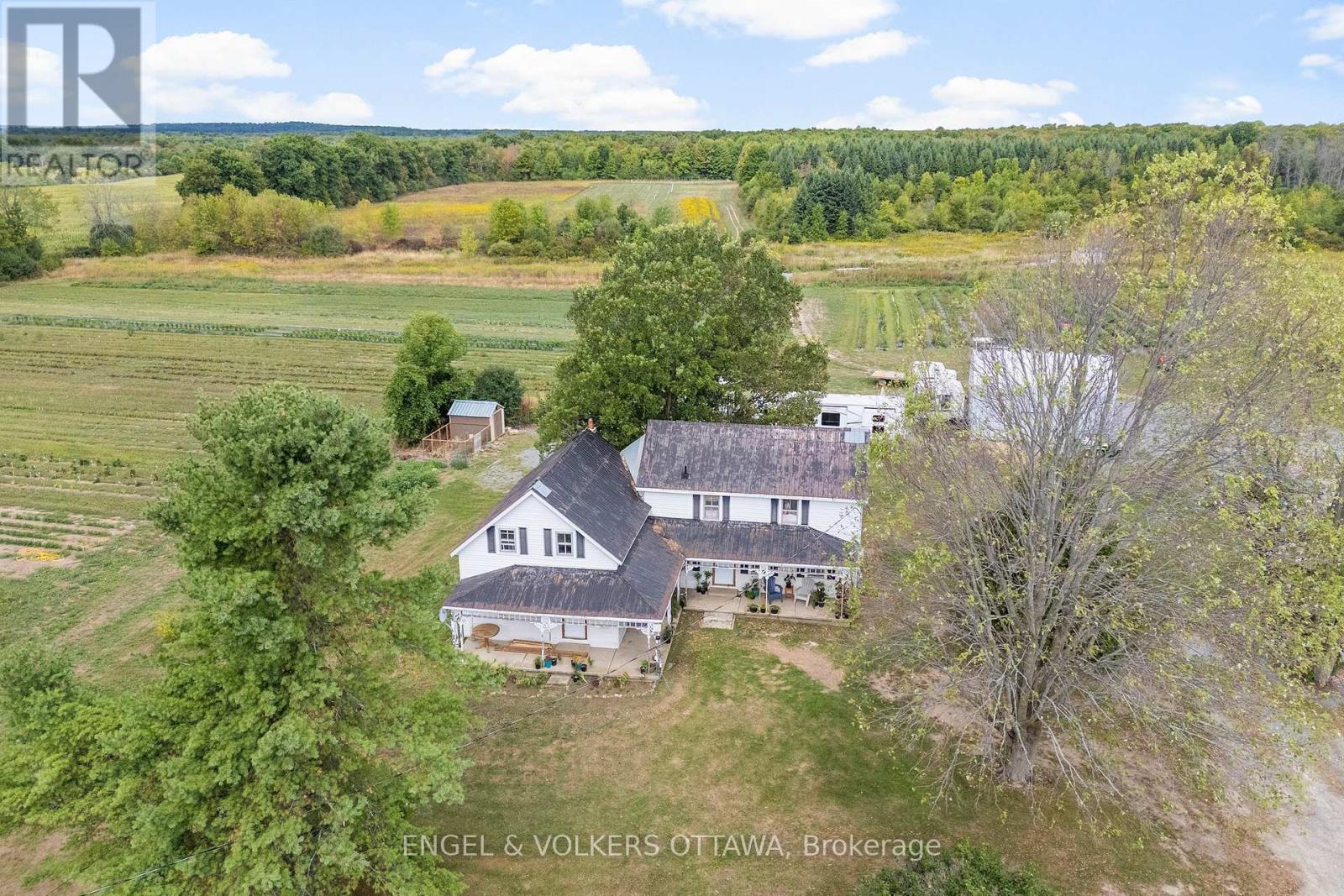 2002 Fairview Rd, Rideau Lakes, ON K0G 1E0