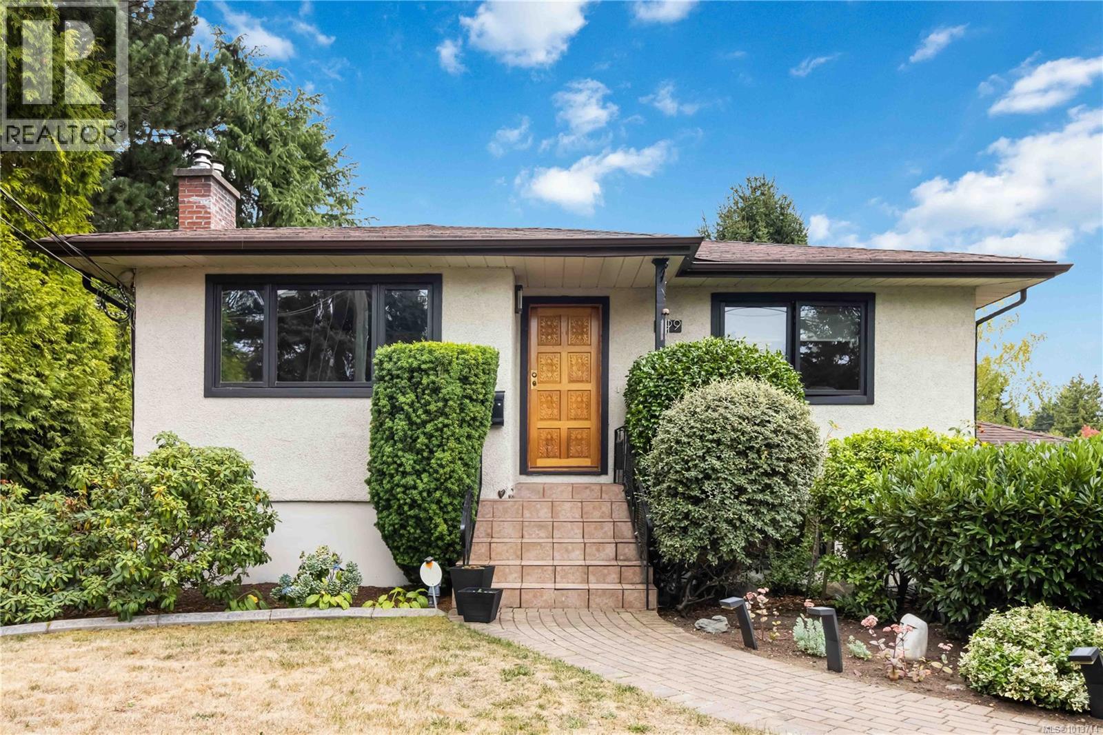 999 Londonderry Rd, Saanich, BC V8X 3K3