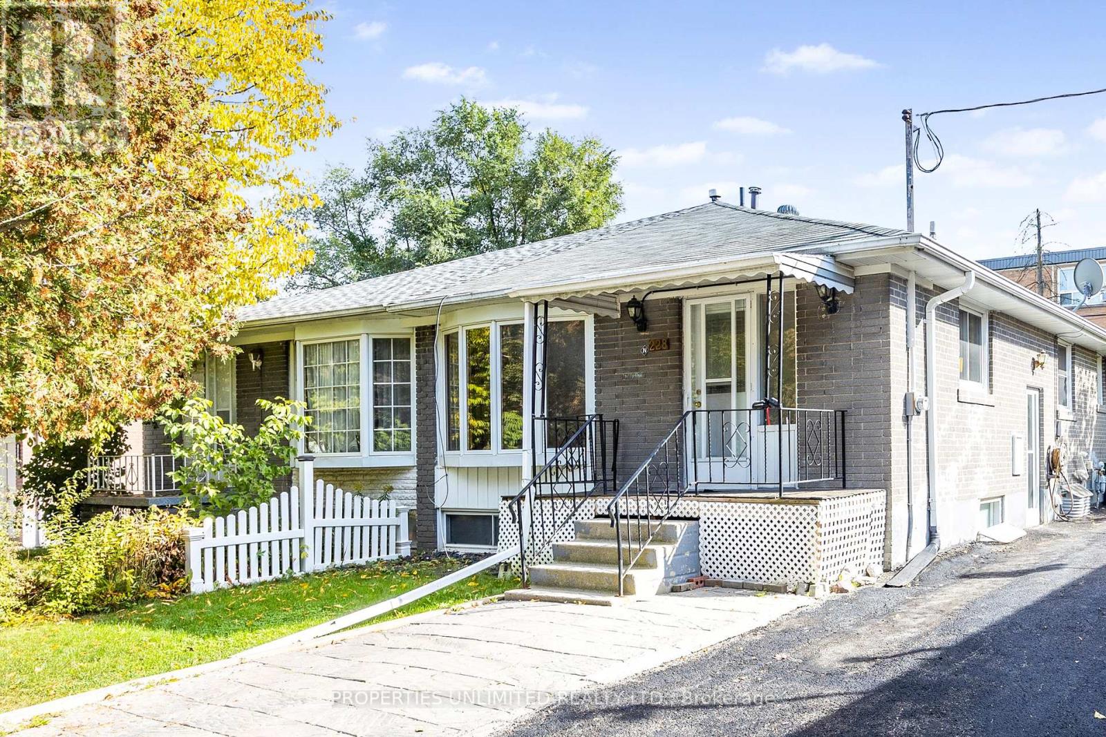 228 Penn Ave S, Newmarket, ON L3Y 2S5