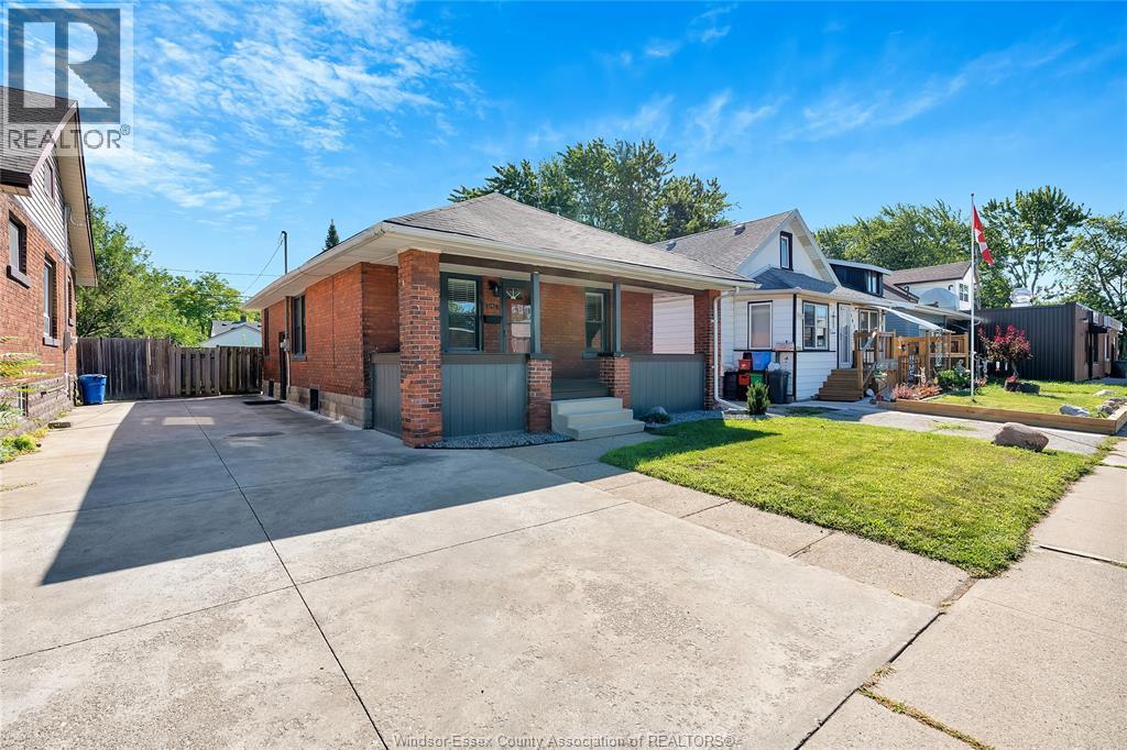 1074 Felix, Windsor, ON N9C 3L5