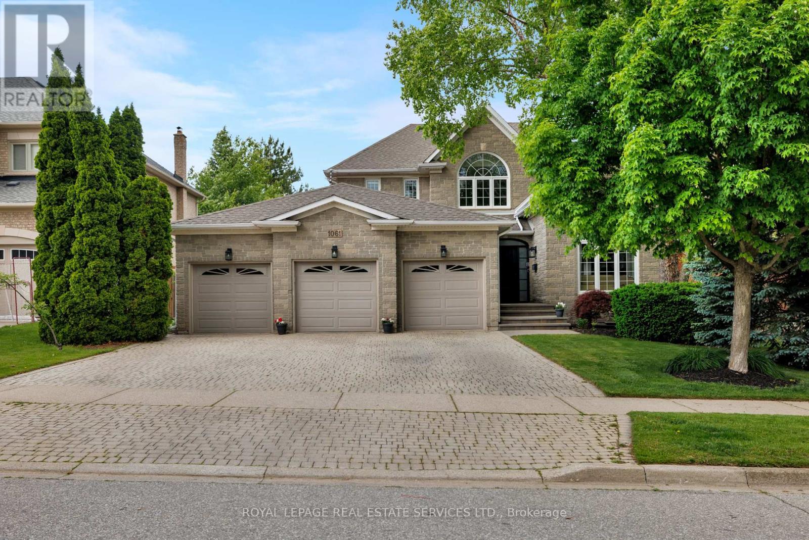 1061 Summit Ridge Dr, Oakville, ON L6M 3K9