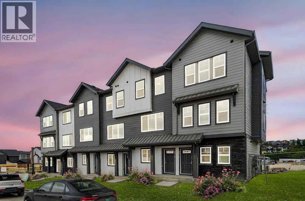 2219 81 Street South West, Calgary, AB T3H 3V8