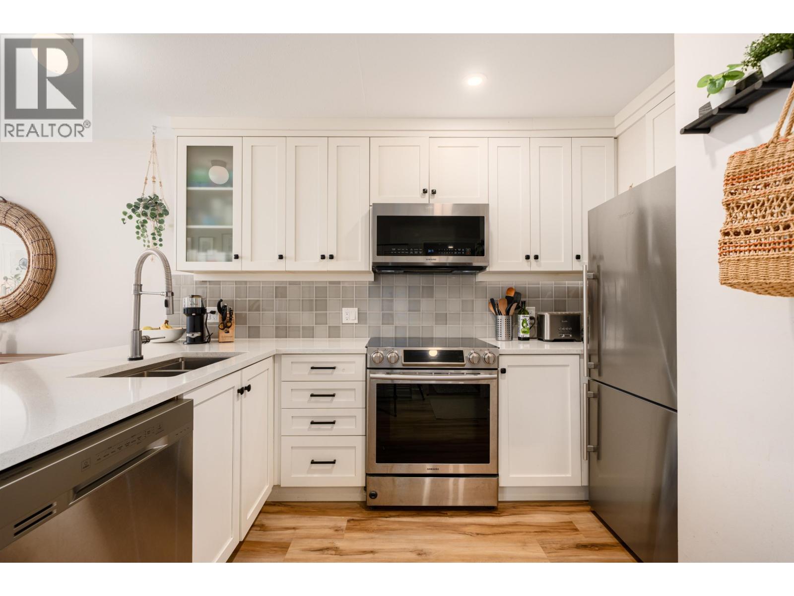 2333 Eton Street Unit 302, Vancouver, BC V5L 1E2