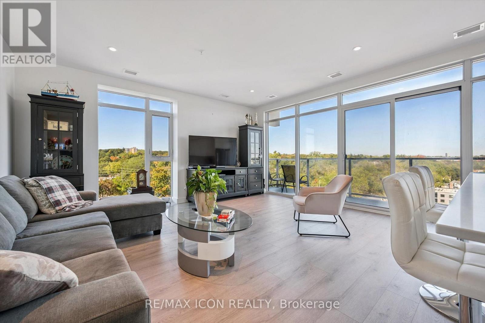 902 15 Glebe St, Cambridge, ON N1S 2L8