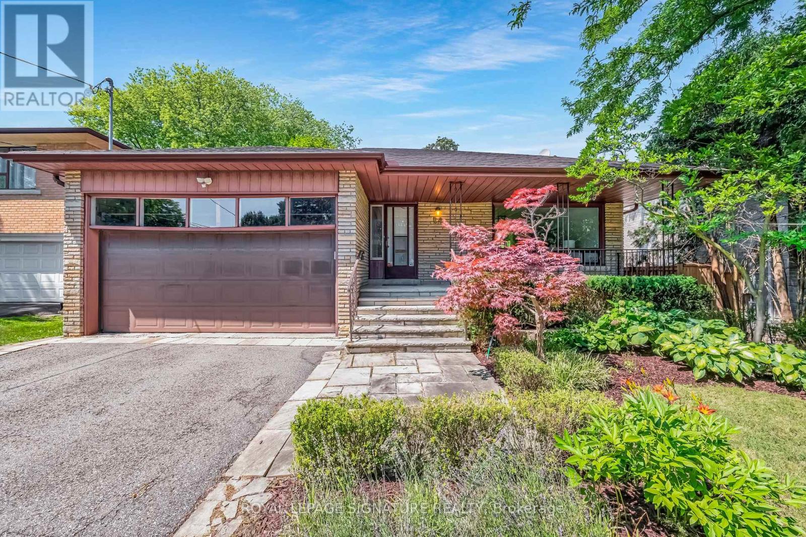 24 Ealing Dr, Toronto, ON M2L 2R5