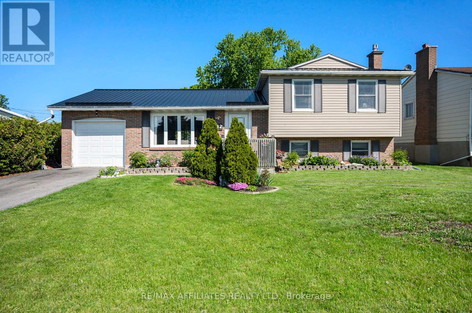 12 Ross St E, Smiths Falls, ON K7A 4V6