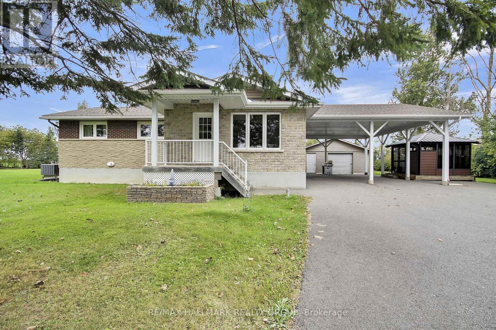 8441 Mitch Owens Dr, Ottawa, ON K0A 1V0