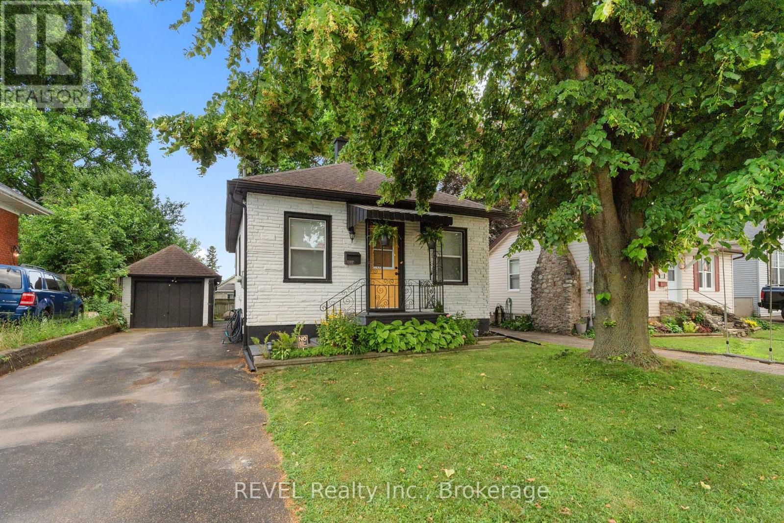 6344 Culp St, Niagara Falls, ON L2G 2C1