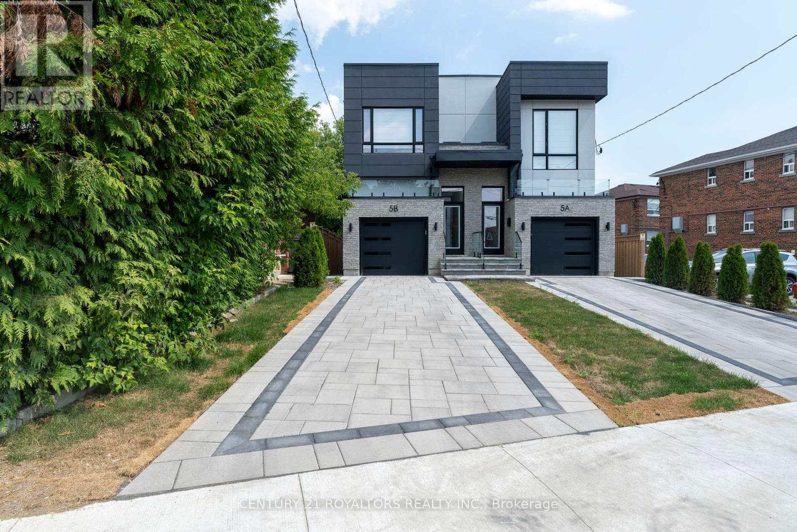 5 Pine Ave N #b, Mississauga, ON L5H 2P7