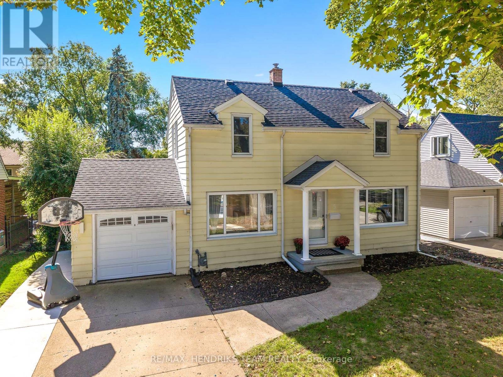 5 Maplewood Dr, St. Catharines, ON L2M 3N9