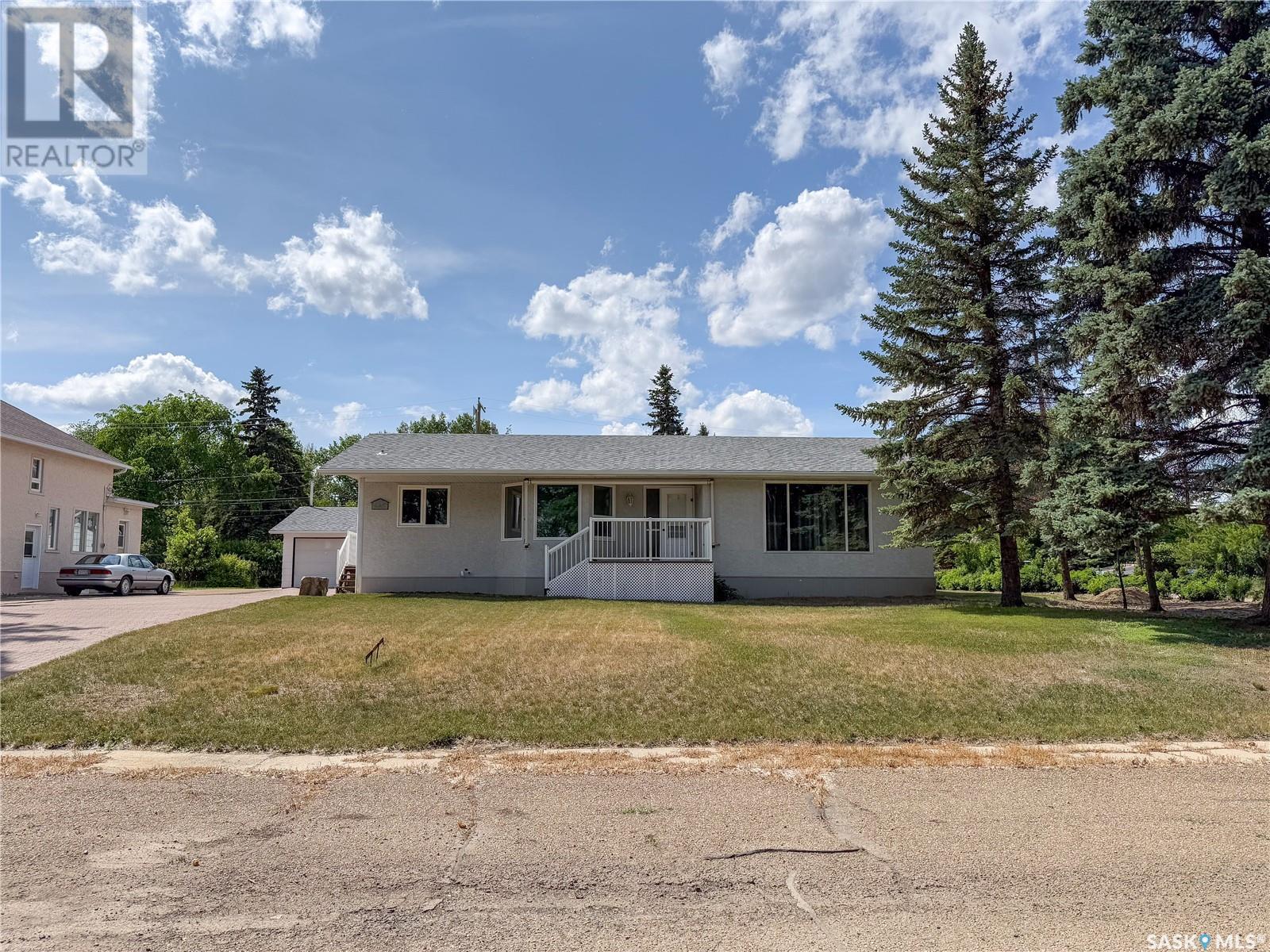 242 Cedar Ave N, Eastend, SK S0N 0T0
