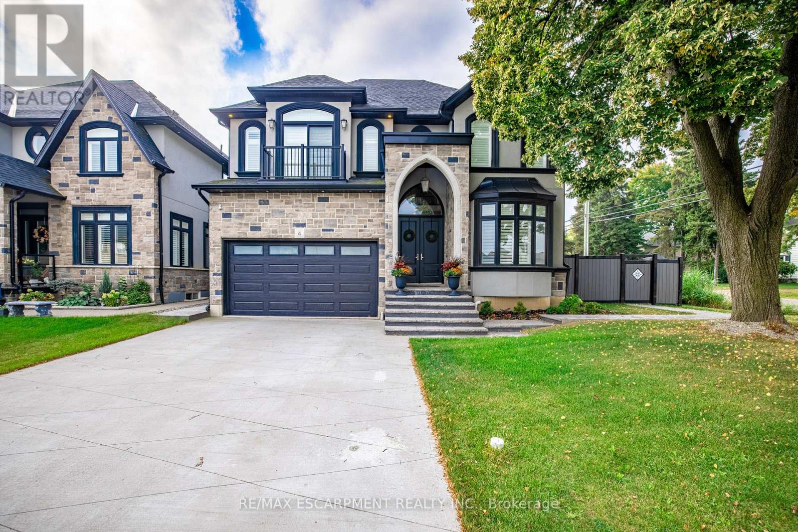 4 Lockman Dr, Hamilton, ON L9K 0C1