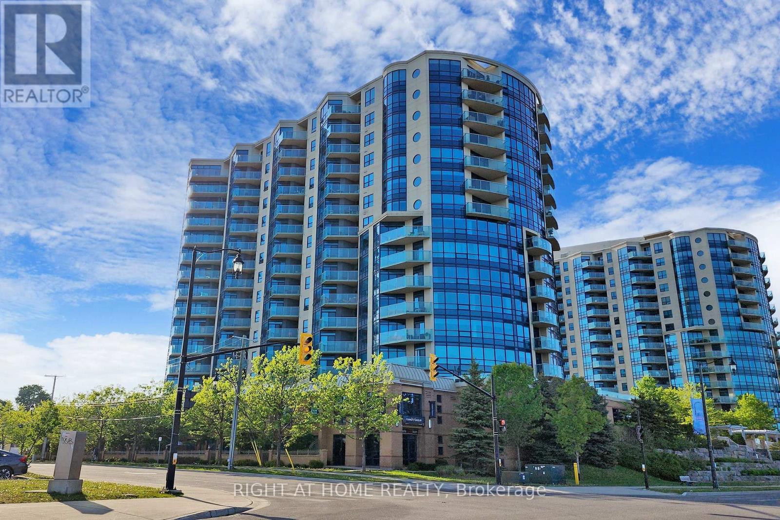 37 Ellen St Ph06 St, Barrie Lakeshore, ON L0K 1S0