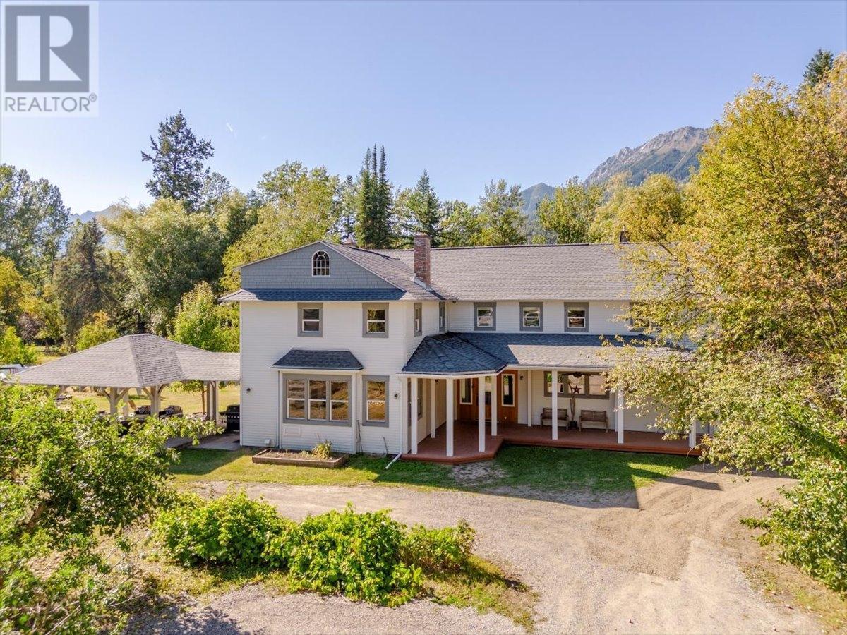 9 Park Cres, Fernie, BC V0B 1M0