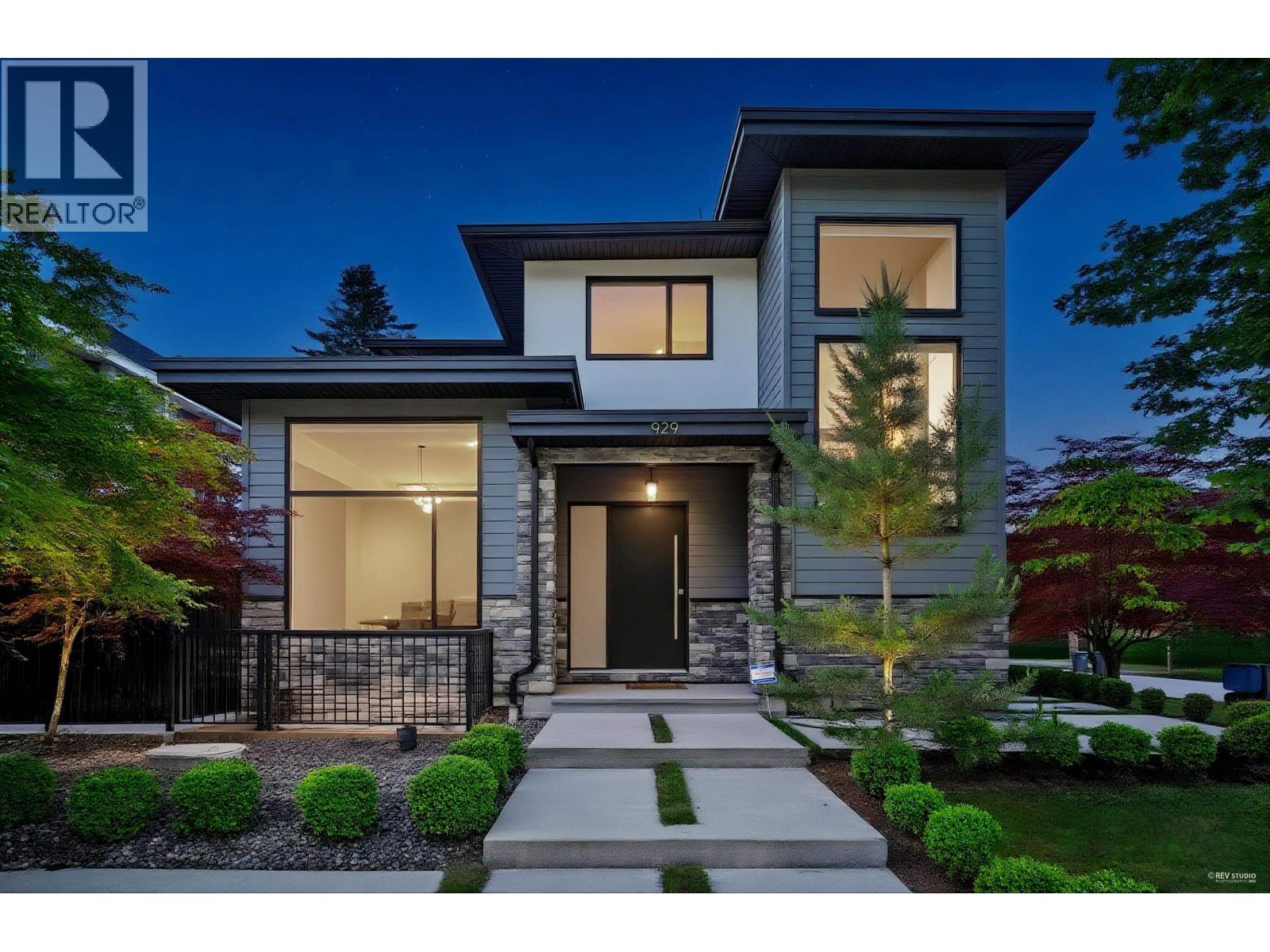 929 Fourth St, New Westminster, BC V3L 2X1