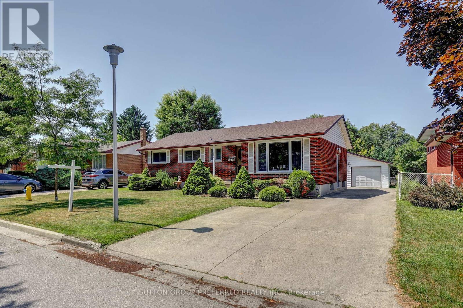 20 Amy Cres, London, ON N5Y 4A6