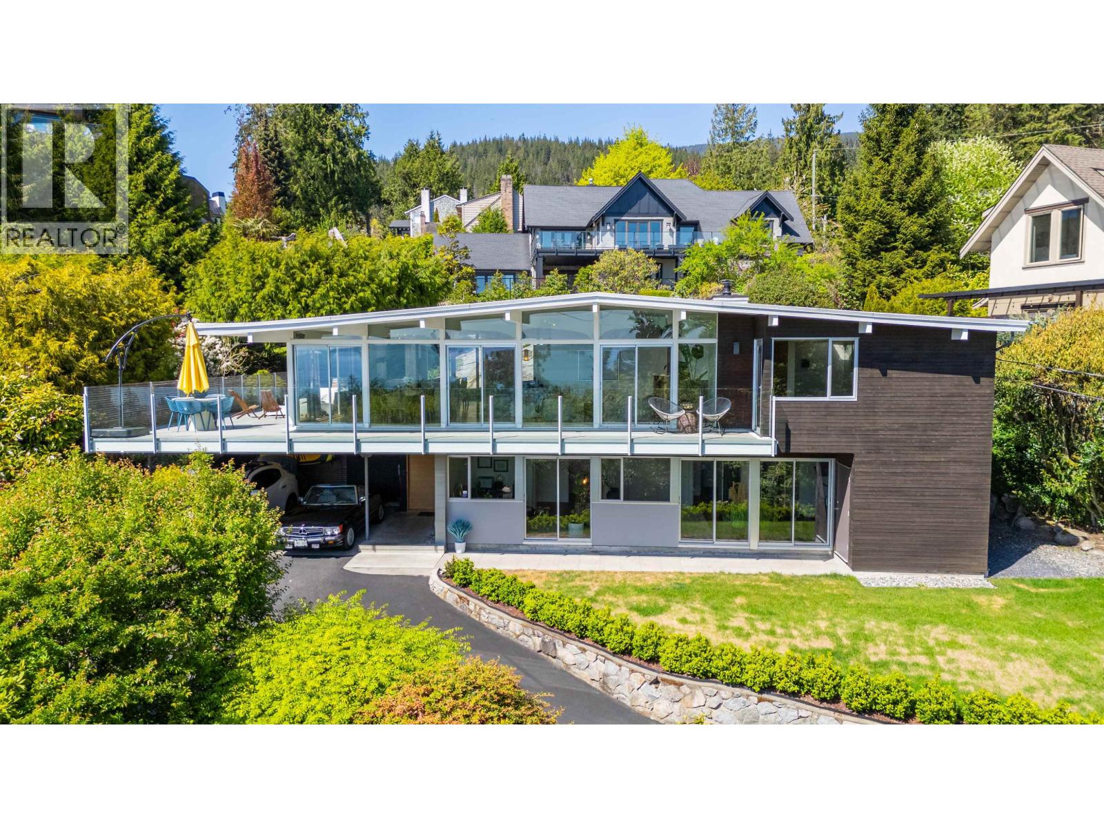 4045 Bayridge Ave, West Vancouver, BC V7V 3J9