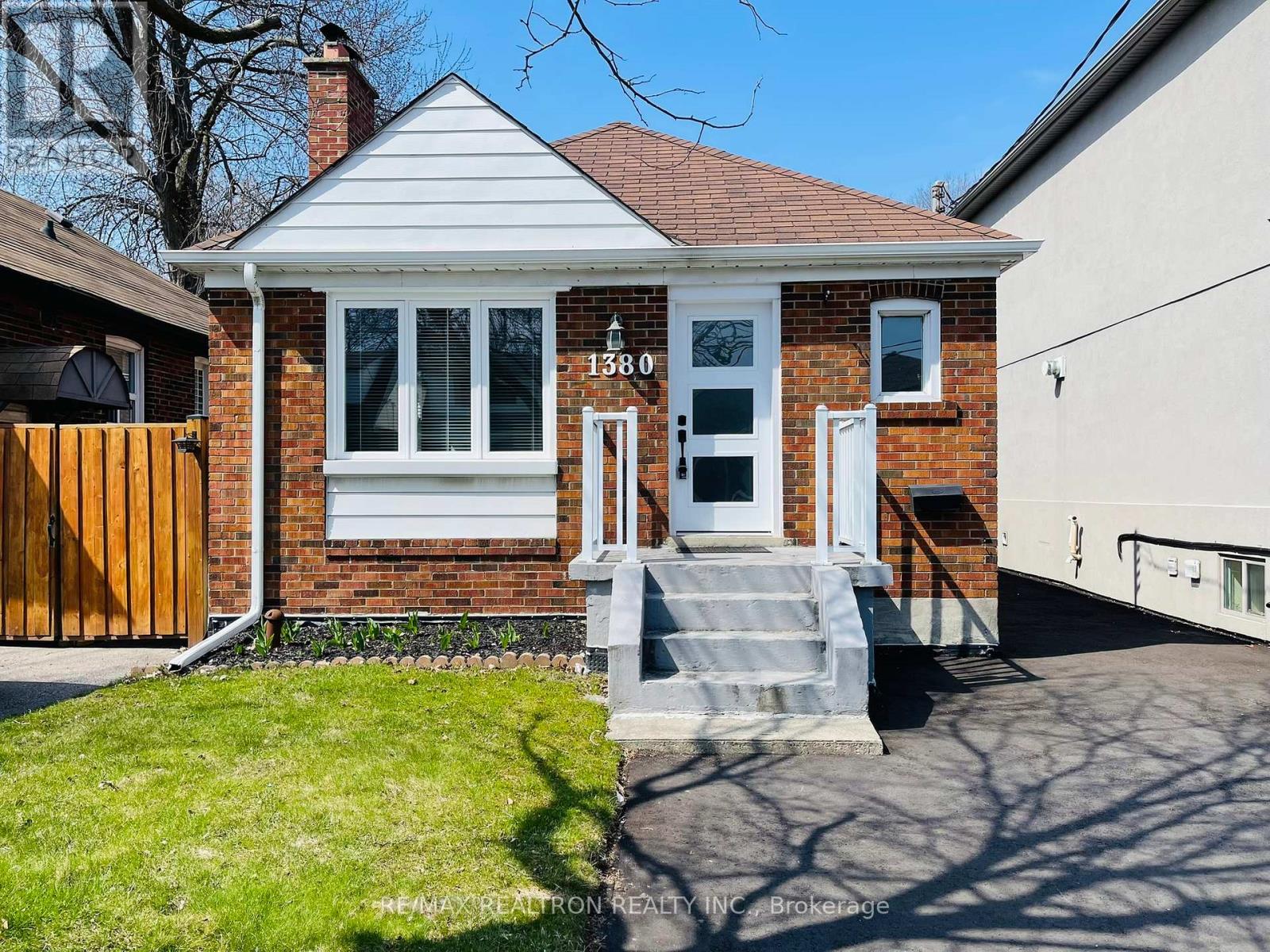 1380 Woodbine Ave, Toronto, ON M4C 4G5