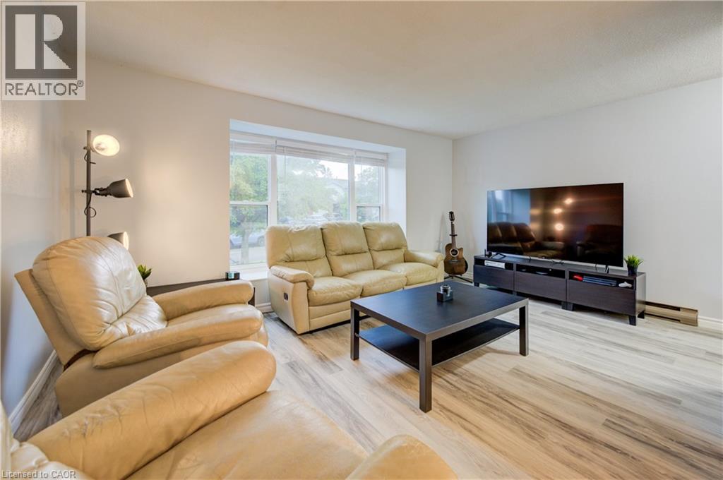 19 Hillbrook Cres, Kitchener, ON N2N 1J4