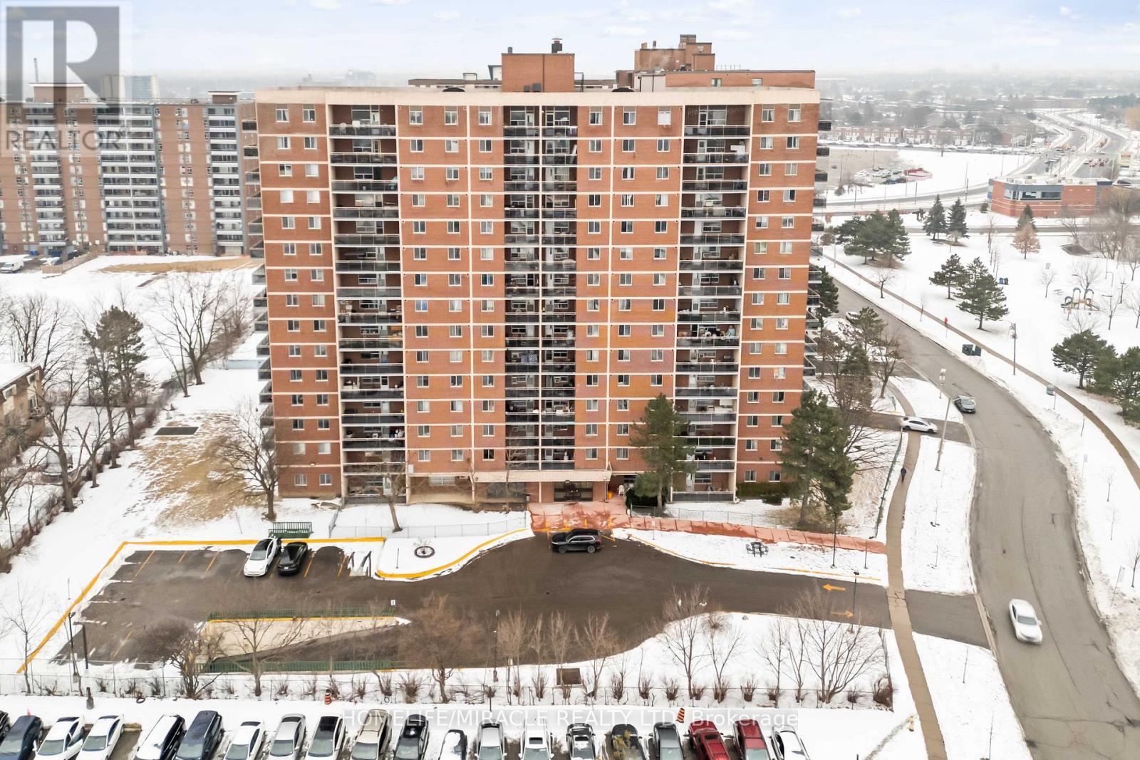 605 49 Silverstone Dr, Toronto, ON M9V 3G2