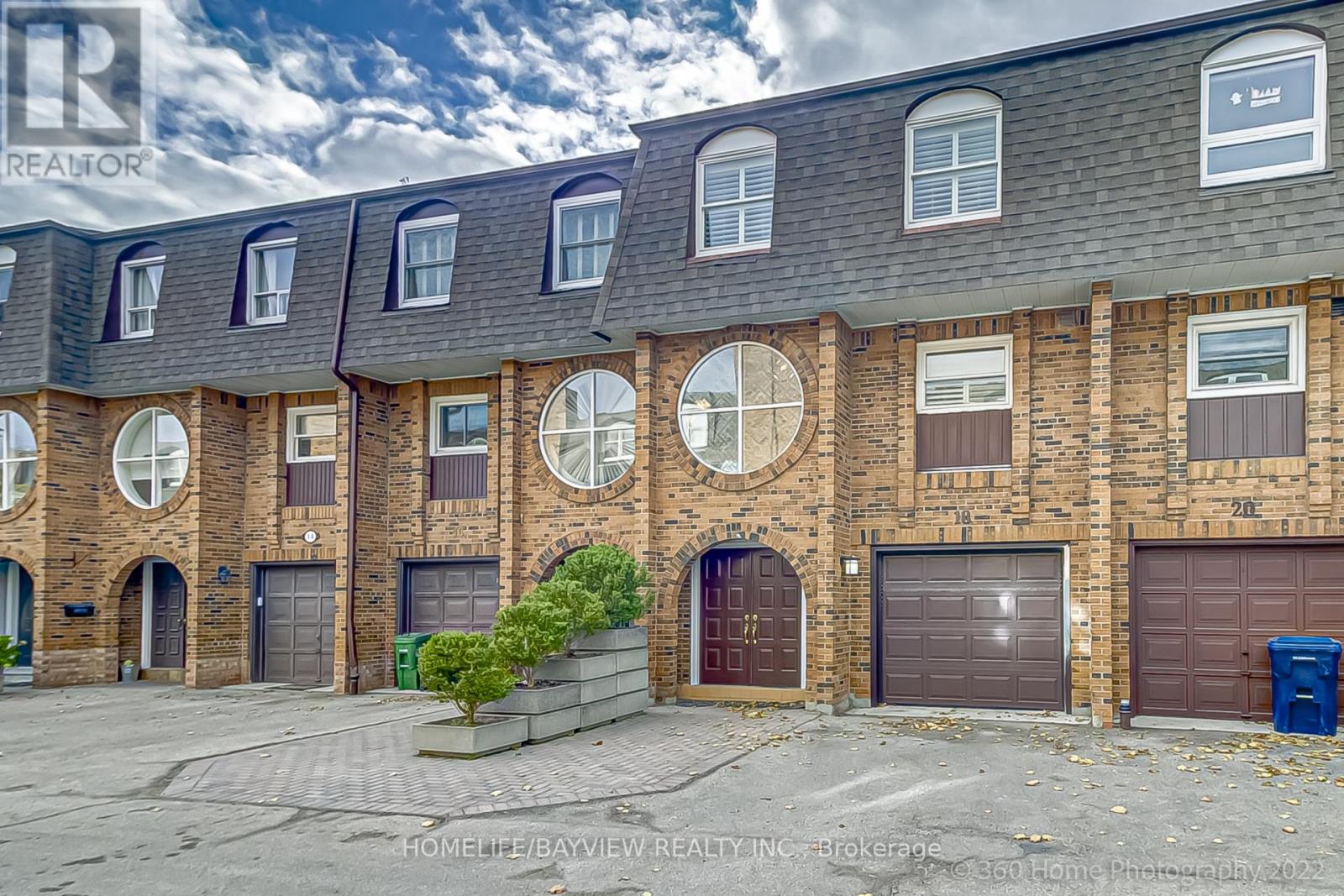 18 18 Oaken Gate Way, Toronto, ON M2P 2A1
