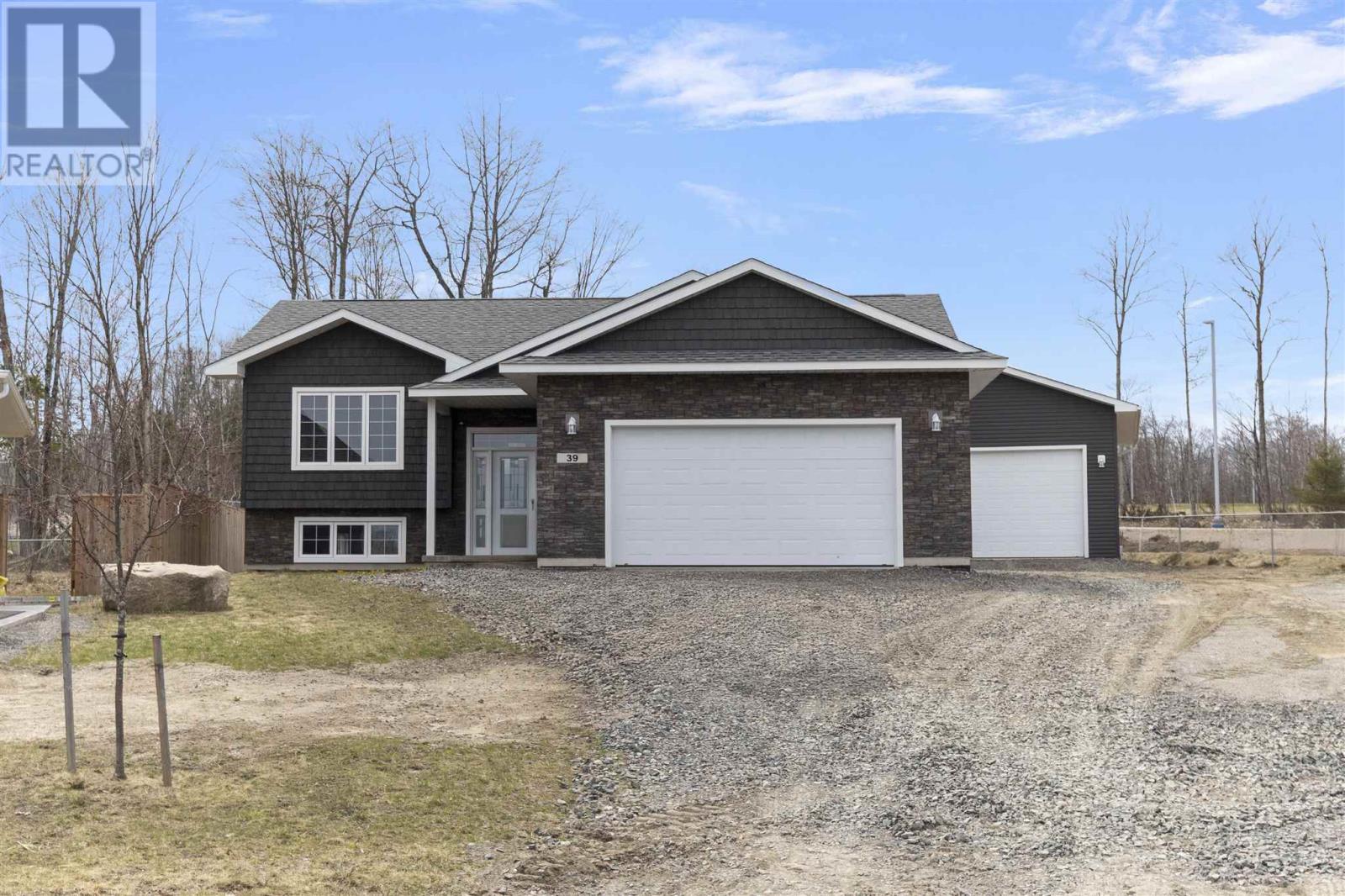 39 Saddle Cres, Sault Ste. Marie, ON P6B 0A5