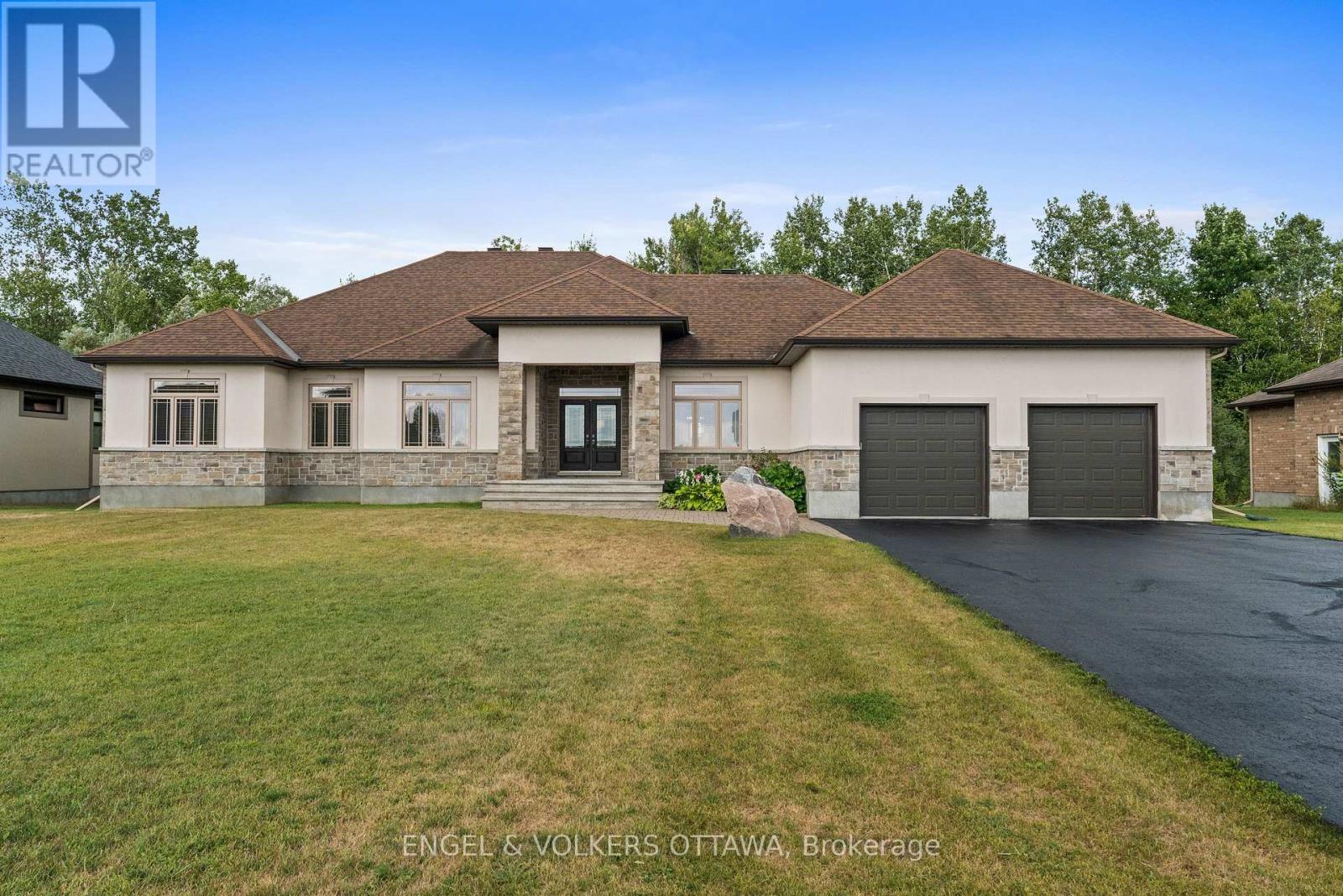 7510 Village Centre Pl, Ottawa, ON K4P 0C8