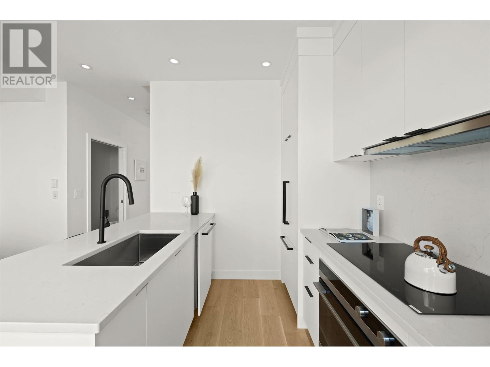 2414 Victoria Dr, Vancouver, BC V5N 1T8