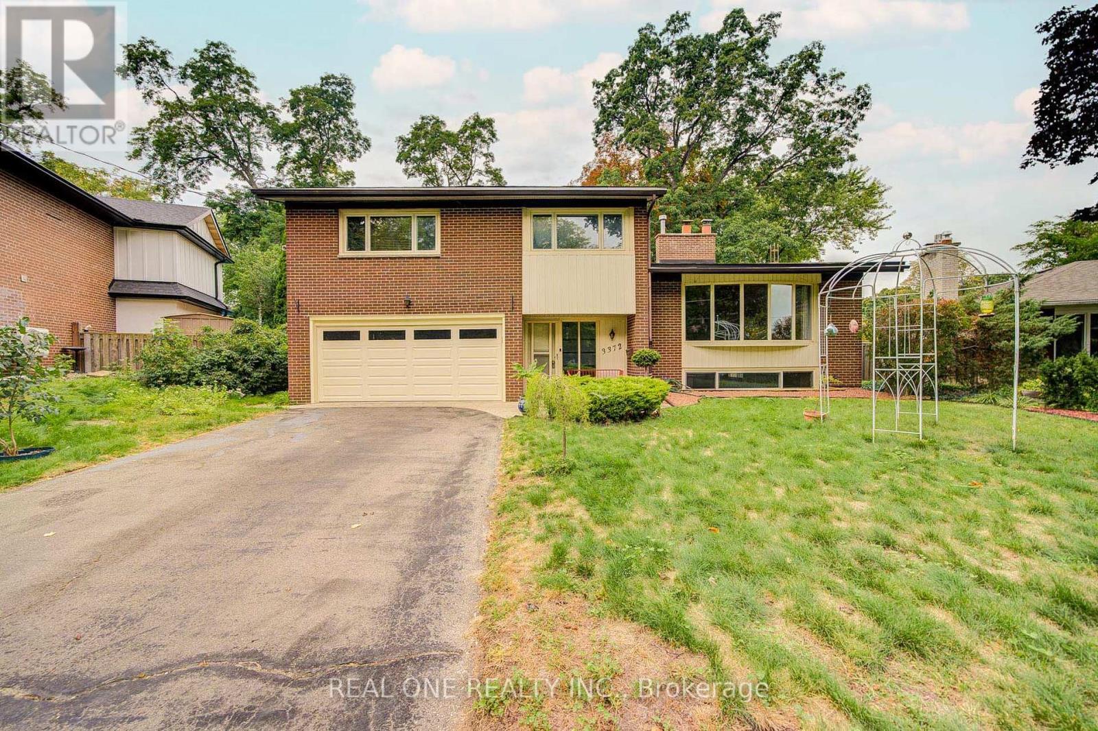 3372 Enniskillen Cir, Mississauga, ON L5C 2N1